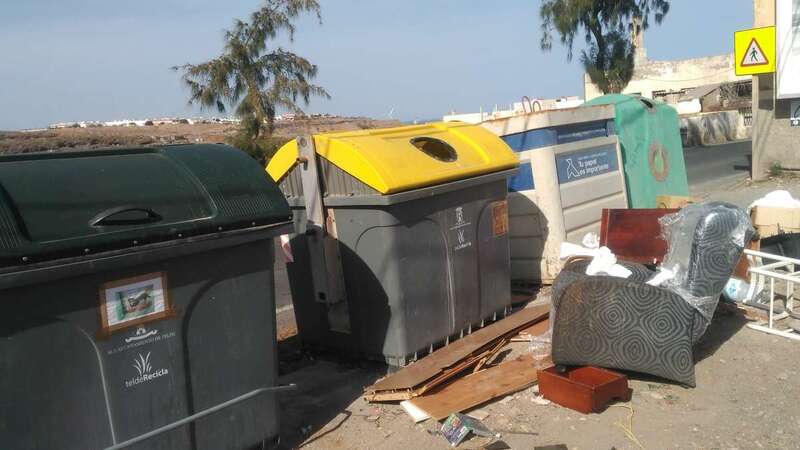 Enseres abandonados junto a los contenedores de basura (Foto TA)